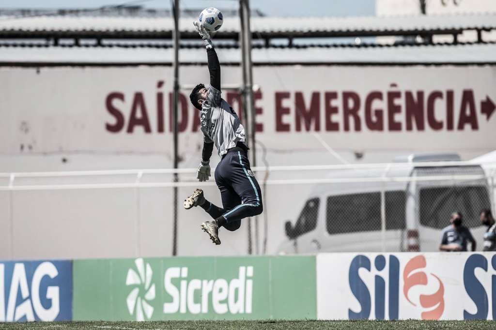 Goleiro do Santos passa por cirurgia e Fernando Diniz utilizará titular contra Juazeirense-BA