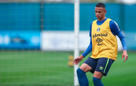 Proposta de R$ 74 milhões por lateral agrada, mas Grêmio diz ‘não’ a clube inglês