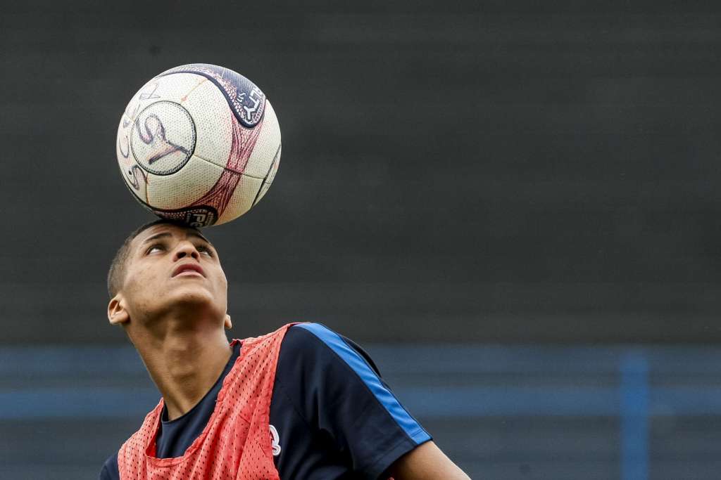 Atacante do Corinthians fica perto de ir a rival do Brasileirão por R$ 13 milhões