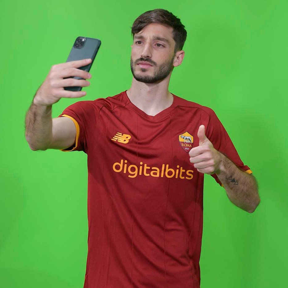 Ex-palmeirense Viña assina contrato, ganha camisa 5 e é apresentado pela Roma