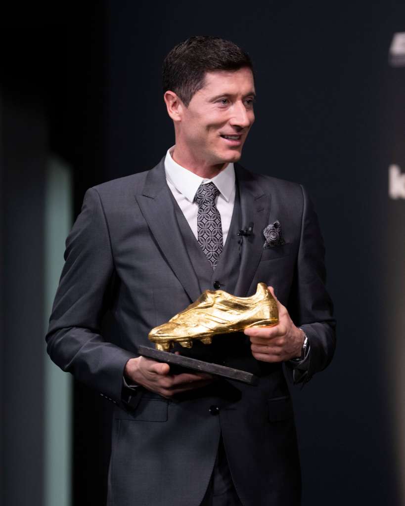 Lewandowski recebe a Bola de Ouro, mas exalta Messi e Cristiano Ronaldo