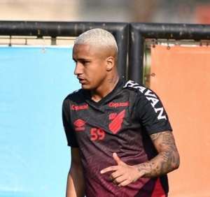 Lateral deixa o Athletico-PR depois de apenas seis jogos