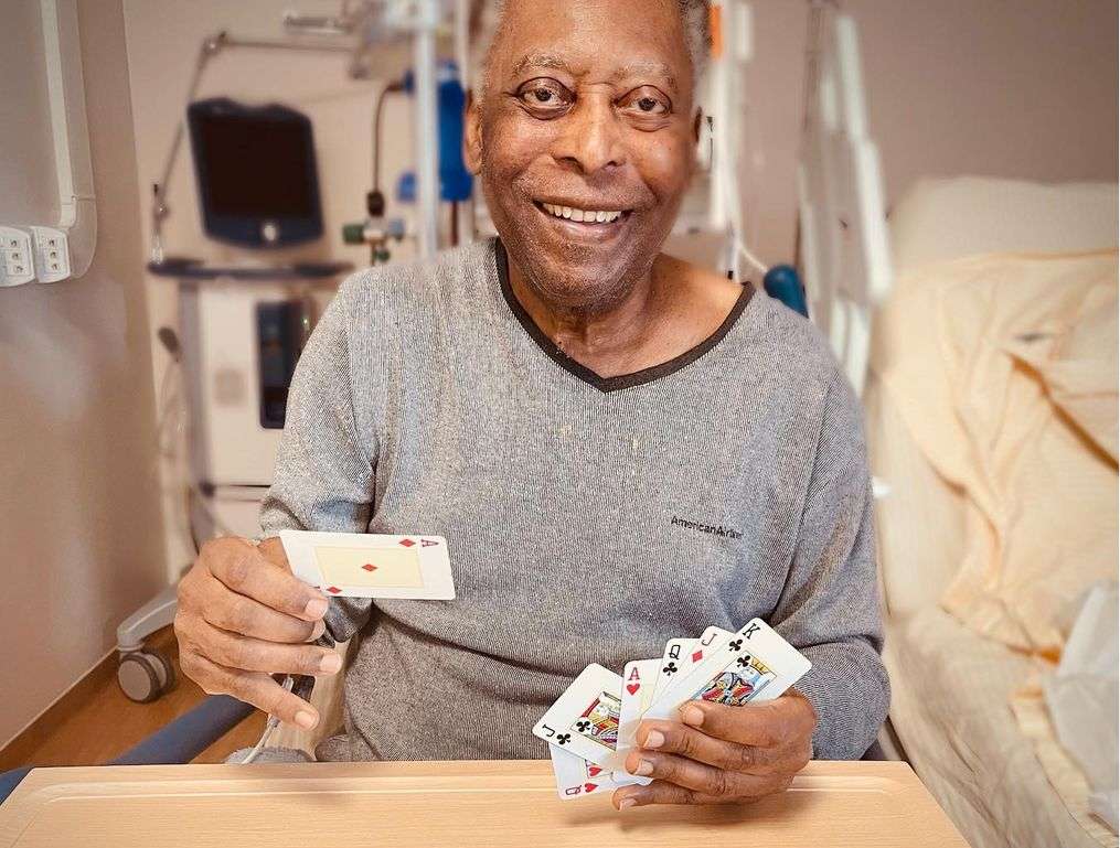 Pelé joga baralho no hospital e filha comemora: ‘Vários passos para frente’