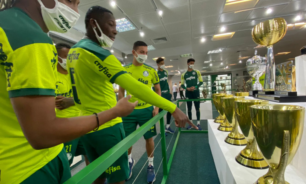 Elenco do Palmeiras treina em caixa de areia e visita nova sala de troféus