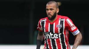 Após saída tumultuada, Daniel Alves agradece São Paulo 'por realizar sonho de criança''