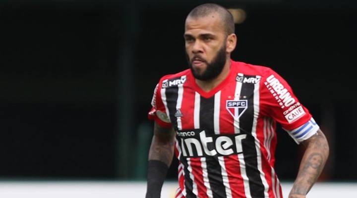 Após saída tumultuada, Daniel Alves agradece São Paulo ‘por realizar sonho de criança”