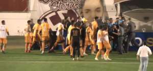 Série D: Bandeirinha leva cusparada na cara, chute e é ameaçado; campeão da Libertadores estava na confusão