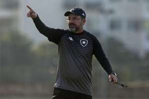 Série B: Pleno do STJD complica a vida do Botafogo e suspende Enderson Moreira por dois jogos