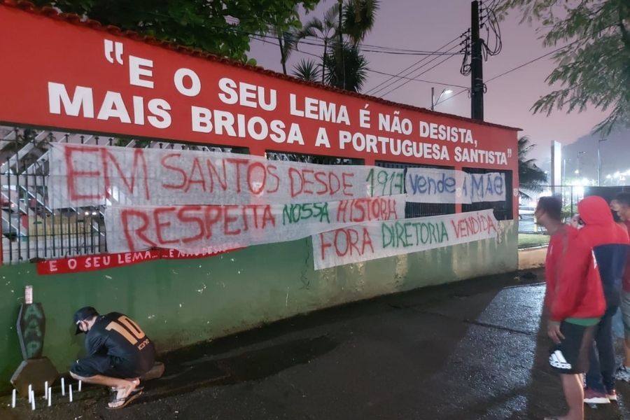 Torcida protesta contra possibilidade da diretoria levar Portuguesa Santista para Praia Grande