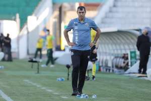 Apesar de pressionado, Carille deve manter o Santos com 3 zagueiros no clássico