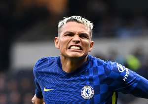 INGLÊS: Chelsea bate Tottenham em dia de homenagem a lenda do futebol