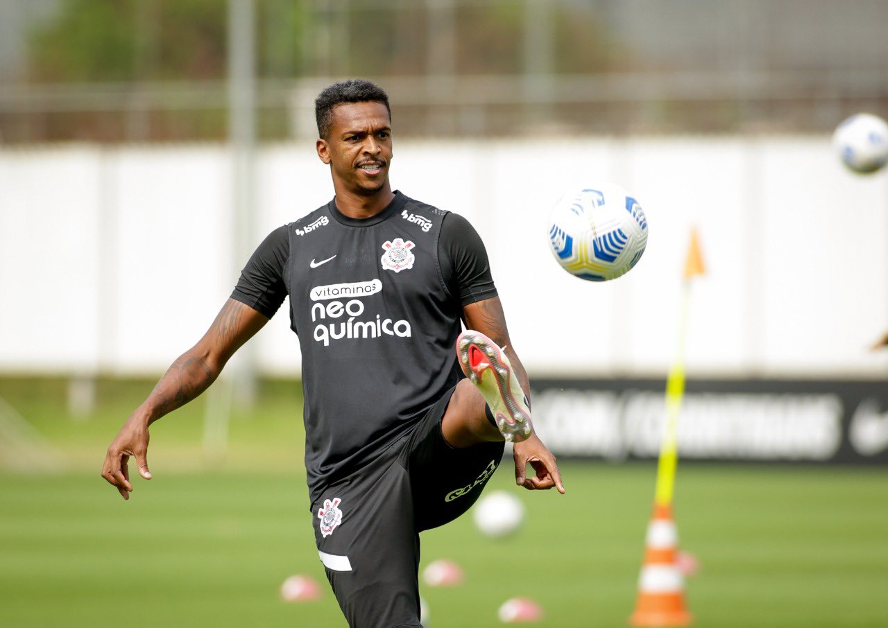 Treino do Corinthians tem volta de Jô e presença de zagueiro do sub-20