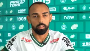 Série B: Atacante do Coritiba se pronuncia após flagra em aglomeração