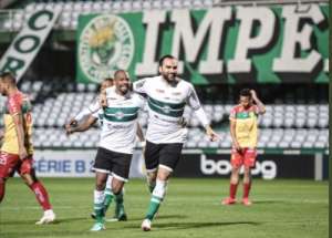 Coritiba 4 x 0 Brusque - Léo Gamalho perde dois pênaltis, marca, Coxa vence e dispara na liderança