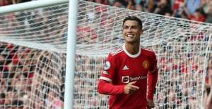 INGLÊS: Cristiano Ronaldo brilha na volta, faz dois gols e Manchester United vira líder