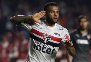 Artilheiro do Brasileirão convida Daniel Alves para jogar no Bahia
