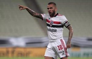 Fluminense acerta salários e direto de imagens de atletas em meio a negociação com Daniel Alves