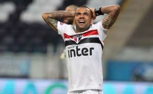 Time do Brasileirão entra na briga por Daniel Alves: 