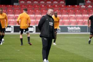 Ferguson pulou mesa para bater em jogador no Manchester United, segundo Rooney