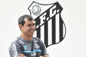 Carille já vê evolução do Santos, mas cobra ataque mais agressivo