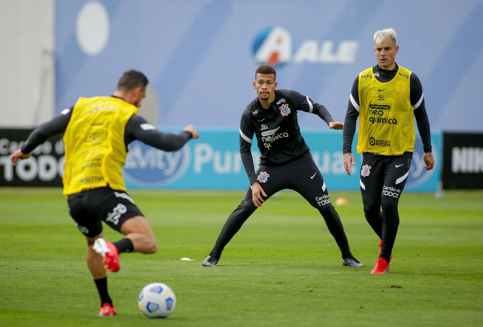 Sob olhar da diretoria, Sylvinho reorganiza a defesa corintiana para o clássico