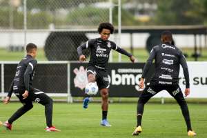 Sylvinho pode ter novidades na escalação do Corinthians para sábado; Adson volta a treinar
