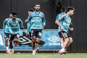 Atrás da primeira vitória no Santos, Carille terá Sánchez e Madson contra Juventude