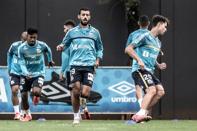 Atrás da primeira vitória no Santos, Carille terá Sánchez e Madson contra Juventude