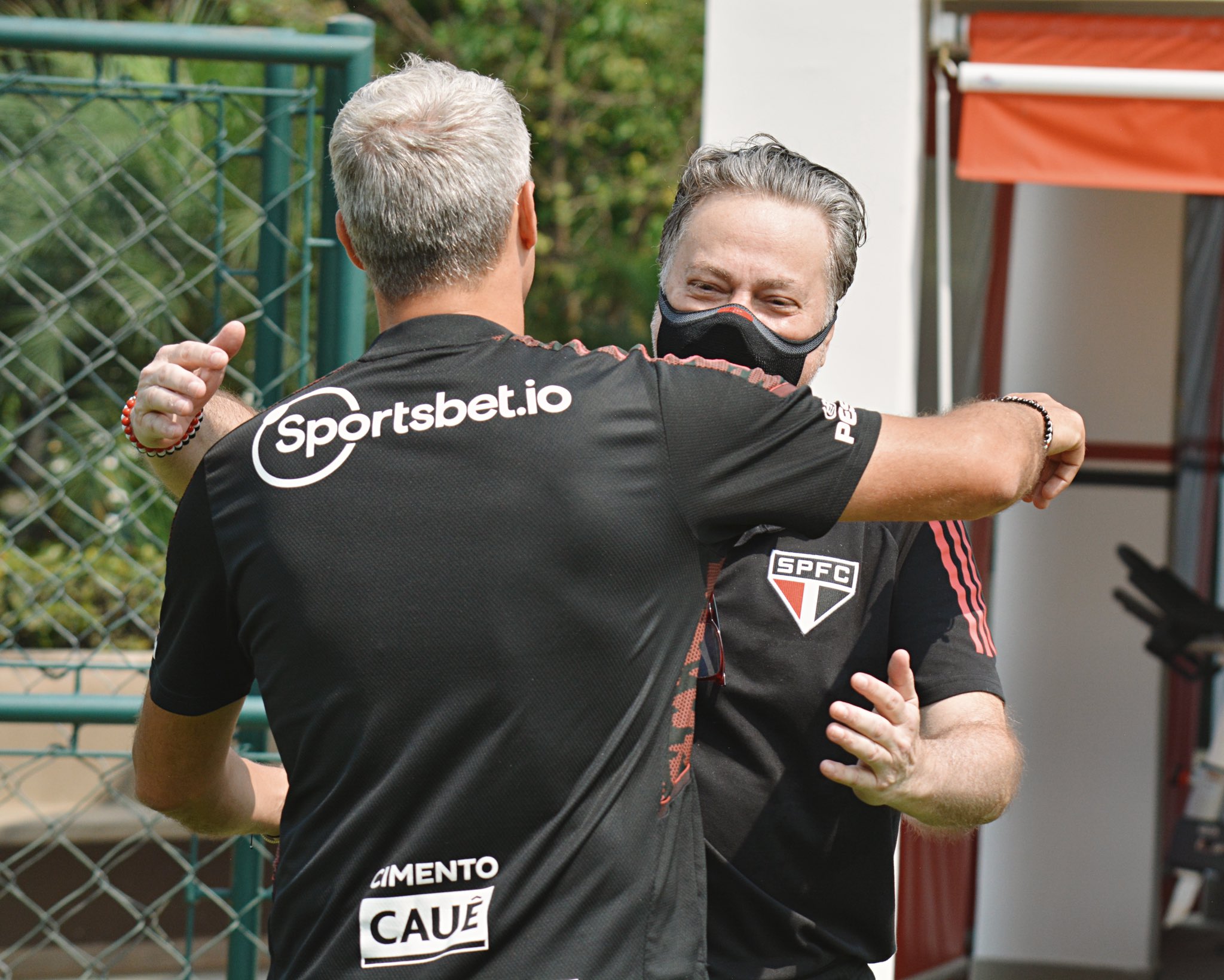 Recuperado da covid-19, presidente Júlio Casares acompanha treino do São Paulo