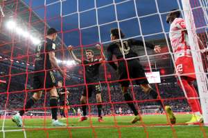 ALEMÃO: Lewandowski marca, fica perto de novo recorde e ajuda Bayern a golear RB Leipzig