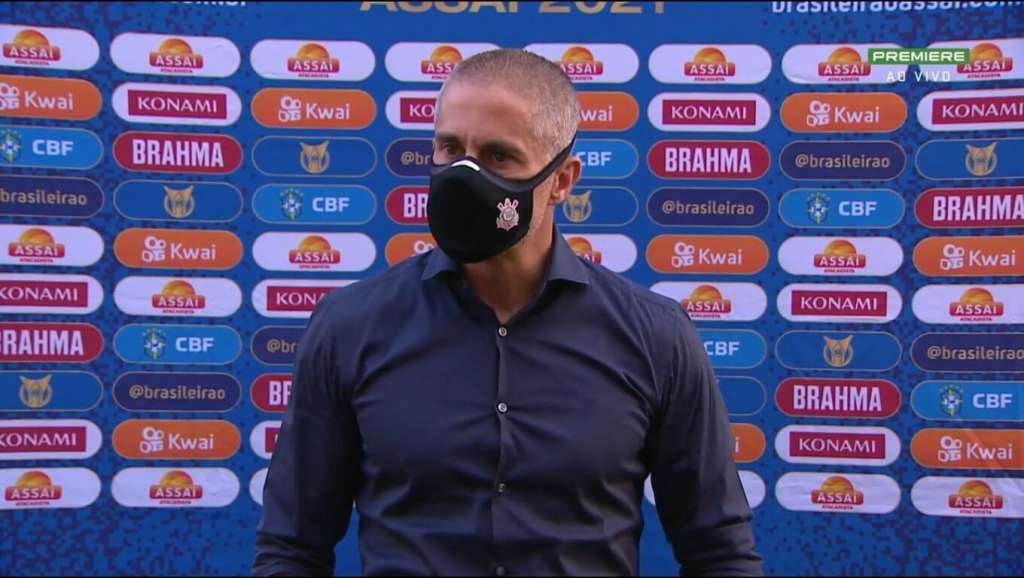 Sylvinho critica validação de gol do Atlético-GO e evita falar sobre Willian no Timão