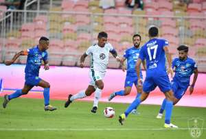 Paulinho  rescinde contrato com time saudita e fica livre no mercado