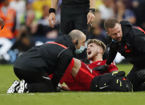 Meia-atacante do Liverpool que quebrou a perna passa por cirurgia e deve voltar no final da temporada