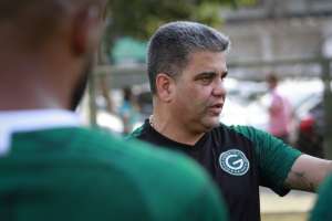 Técnico do Goiás minimiza bate-boca e substituição de atacante: 'Circunstância de jogo'