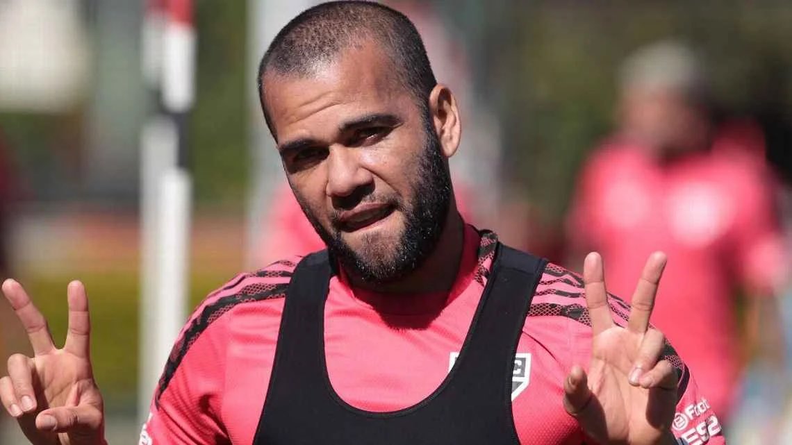 Daniel Alves decide não assinar com nenhum clube até o fim do ano e pode ficar fora da Copa