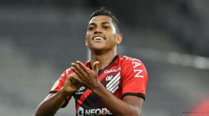 Athletico pode negociar atacante com clube paulista