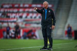 Felipão aponta erros do Grêmio e rechaça mudanças: 'Busco uma sequência de jogos'