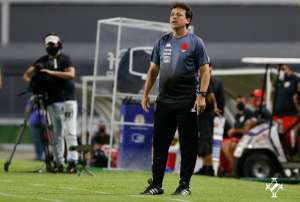 Jogadores do Vasco deixam o campo sem falar após empate em Maceió