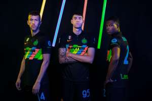 Azul, rosa, verde, amarelo... Gigante europeu lança camisa com barra colorida