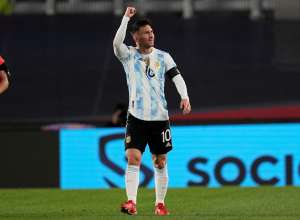 ELIMINATÓRIAS: Argentina derrota Bolívia e Messi, com 3 gols, supera Pelé