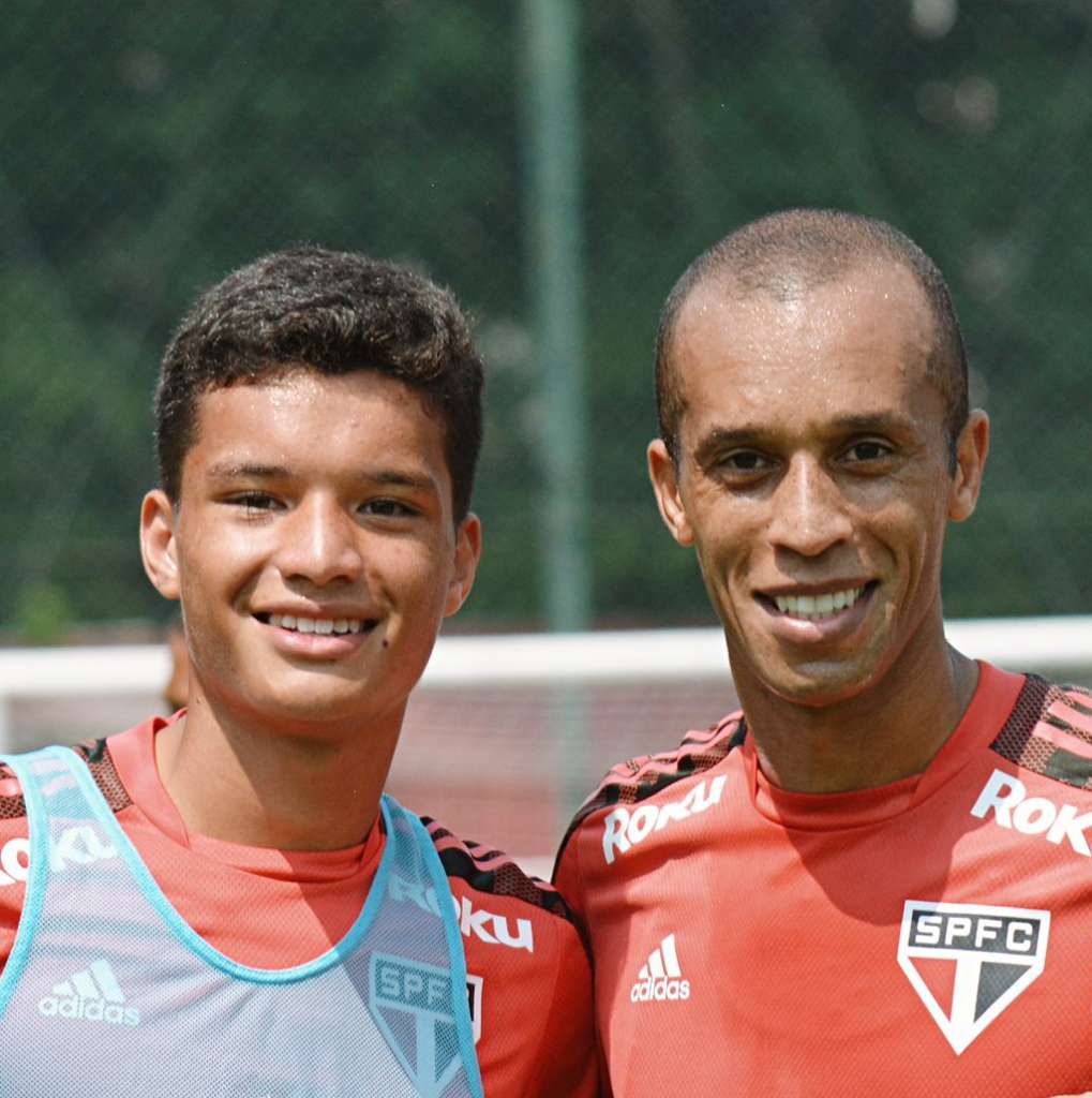 Miranda treina com o filho em atividade entre profissionais e base no São Paulo