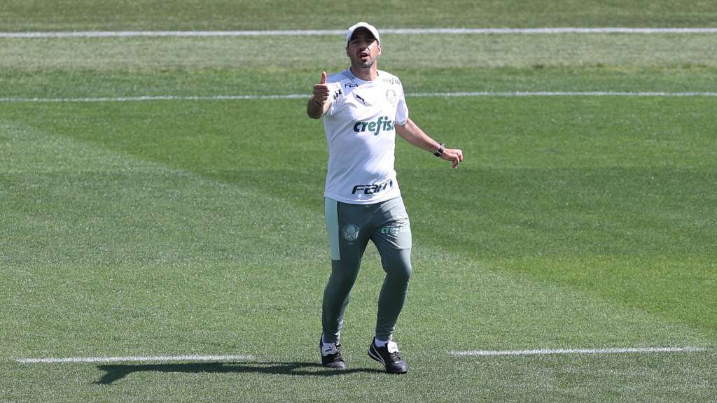 Enquanto espera pelo Flamengo, Abel Ferreira aprimora parte tática do Palmeiras