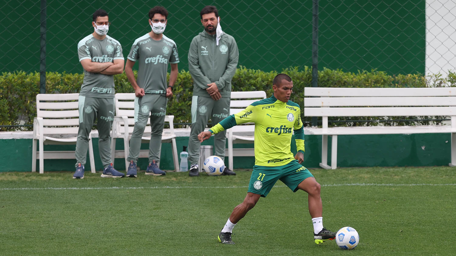 De olho no Flamengo, Palmeiras treina finalizações e jogadas de bola parada