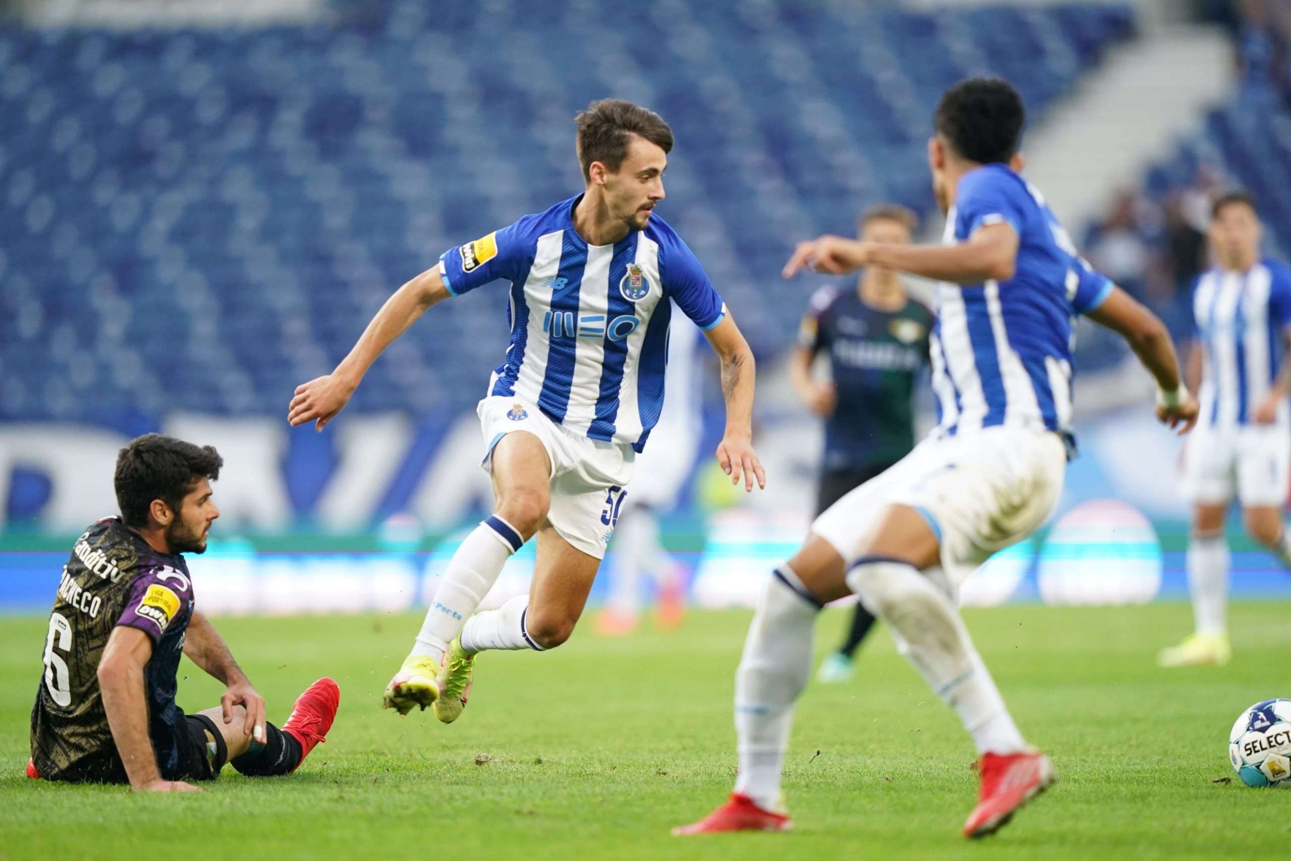 PORTUGUÊS: Porto e Sporting vencem e pressionam o Benfica na liderança