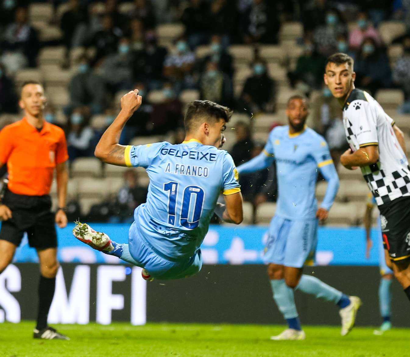 PORTUGUÊS: Mandantes abrem vantagem, mas sofrem empate na segunda etapa