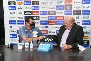 Apresentado, ex-Corinthians diz que o Santos tem de pensar alto e faz elogios ao elenco