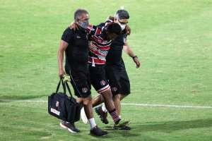 Série C: 'Dores de cabeça' acompanham boa fase do Santa Cruz-PE