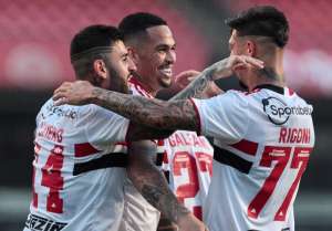 São Paulo 2 x 1 Atlético-GO - Tricolor vence e respira contra o rebaixamento