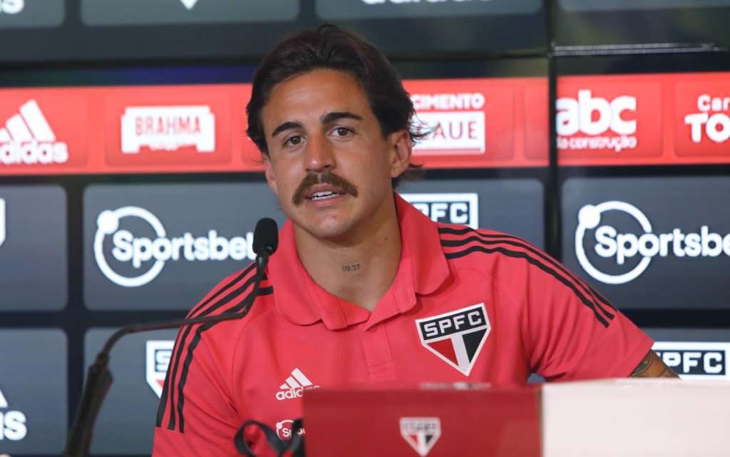 Gabriel Neves herda camisa de Hernanes e exalta grandeza do São Paulo