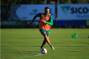 Sem espaço, zagueiro pede rescisão de contrato junto a lanterna do Brasileirão